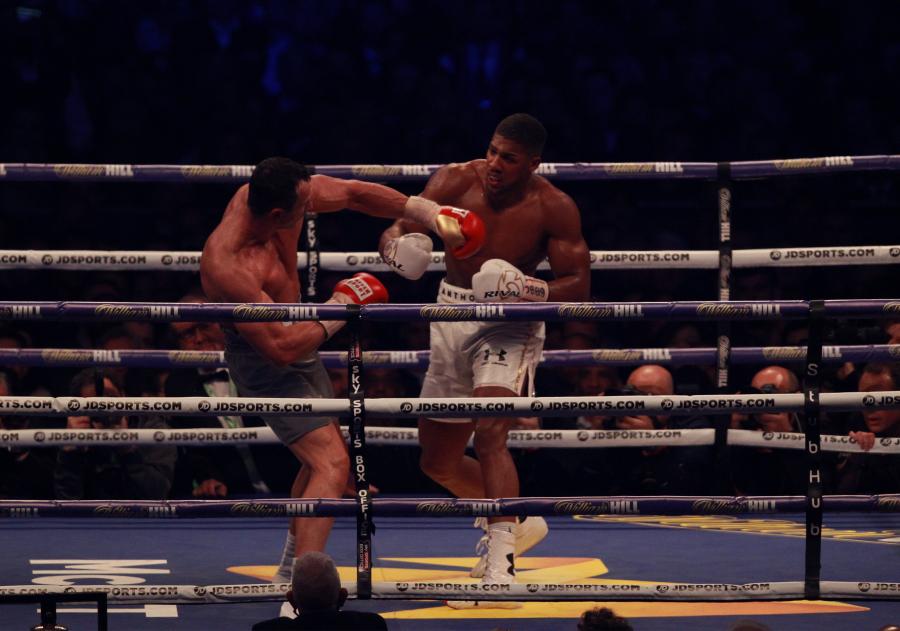 Joshua znokautował Kliczkę w walce gigantów. Brytyjczyk nowym mistrzem WBA, IBF i IBO