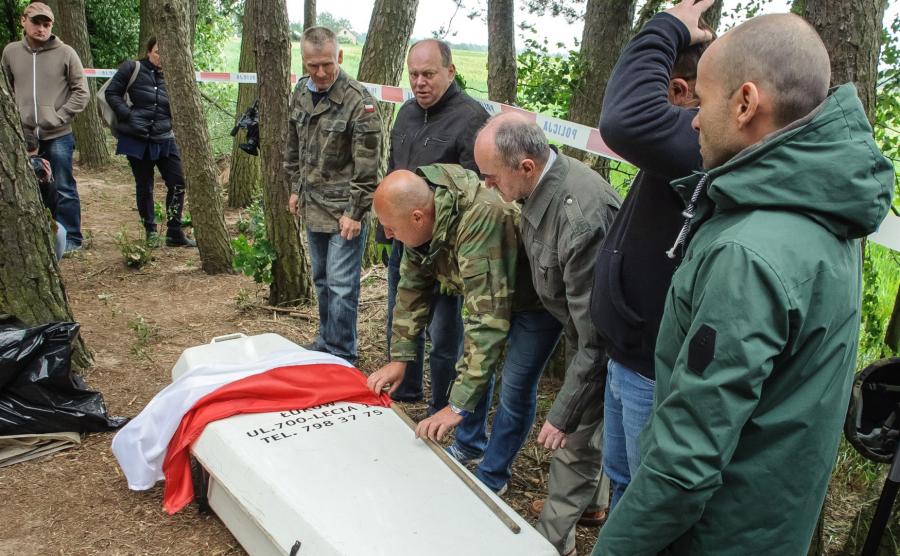 Prace ekshumacyjne przy miejscu pochówku żołnierza wyklętego Antoniego Dołęgi ps. Znicz