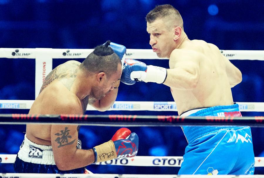 Tomasz Adamek i Solomon Haumono podczas walki wieczoru w trakcie gali bokserskiej Polsat Boxing Night