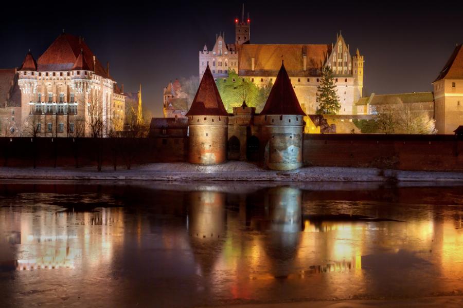 5. Malbork. Siła i potęga – ten opis pasuje jak ulał do Zamku w Malborku, wznoszącego się nad rzeką Nogat. Najbardziej znana część historii zamku jest związana z Krzyżakami – dawniej stanowił bowiem siedzibę wielkiego mistrza i stolicę Zakonu. Ceglany, gotycki zamek budowla robi wrażenie swoim rozmachem – przewidywany czas zwiedzania z przewodnikiem wynosi aż kilka godzin. Składa się z trzech obszarów: Zamku Wysokiego, Zamku Średniego i Przedzamcza. Zanim wybierzesz się na wycieczkę, załóż wygodne buty, aby swobodnie poruszać się po dziedzińcach, ponadto by zobaczyć niektóre miejsca trzeba wspiąć się po schodach.