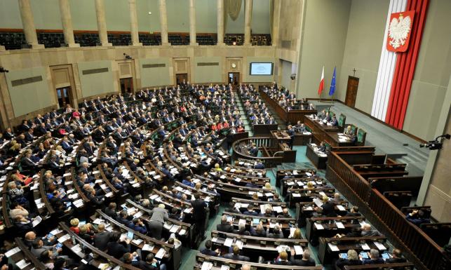 Posłowie uchwalili prezydencką ustawę o SN. Wcześniej bardzo burzliwe posiedzenie Sejmu
