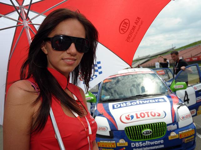 Na węgierskim torze Hungaroring z piskiem opon wystartowały Wyścigowe Samochodowe Mistrzostwa Polski. Pierwszym liderem Picanto Lotos Cup po wygraniu obu wyścigów, został Michał Kijanka. Zaś w cee’d Lotos Cup dwukrotnie zwyciężał Kamil Raczkowski.