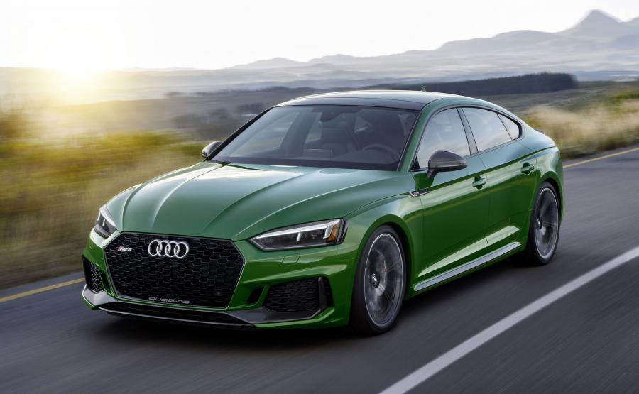 Producent w nowym RS 5 Sportback – podobnie jak w cywilnej odmianie pięciodrzwiowego A5 - połączył to co najlepsze w trzech wersjach nadwozia. Auto wygląda jak coupe, jest przestronne niczym limuzyna, wszechstronne niczym Avant i teraz jeszcze piekielnie szybkie
