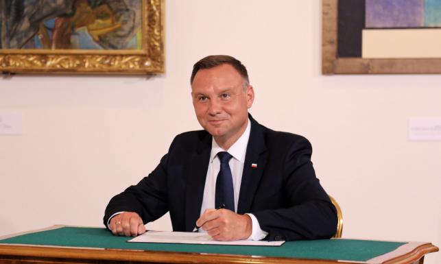 Prezydent leci do Australii rejsowym samolotem.