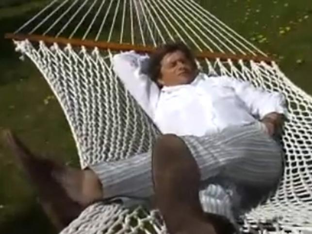 Palikot buja się w hamaku i drwi z szefa PiS