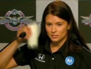 Zobacz, jak Danica Patrick pije mleko