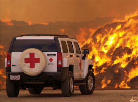 HUMMER Helps Battle Wildfire Over Holiday Weekend - Trained American Red Cross volunteers of San Diego/Imperial Counties Chapter the used their HUMMER H3 to deliver critical nourishment to more than 100 firefighters battling hay fires in Seeley, California over the holiday weekend. This H3 is one of 19 HUMMER Red Cross response vehicles in service around the country. Photo credit: Brad Mellon, American Red Cross, San Diego/Imperial Counties Chapter. X07HM_H3089 (United States)