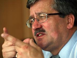 Komorowski: Dość rozmów z Rydzykiem na klęczkach
