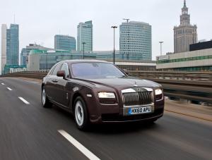 Z drogi! Rolls-Royce wjeżdża nad Wisłę
