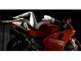 Naga kobieta i Ducati. Autorką zdjęć jest młoda artystka fotografii, Elizabeth Raab - jej specjalnością są kreatywne portrety. Ze zdjęć wykonanych jej ręką biją silne emocje. Fotografie, które możecie obejrzeć w naszej galerii można kupić w większych rozmiarach na stronie Ducati Art.