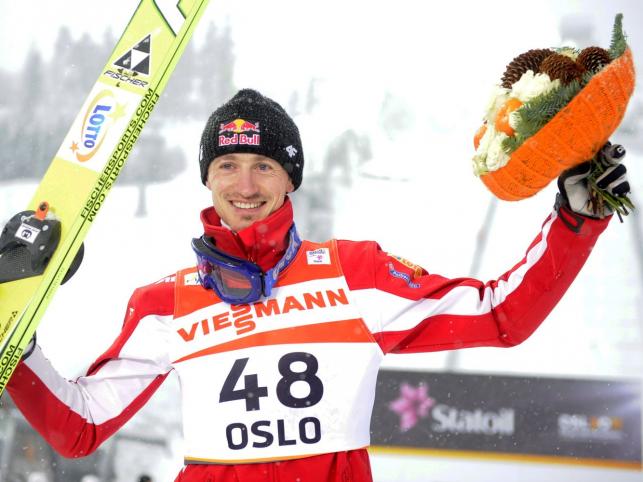 Adam Małysz cieszy się z brązowego medalu