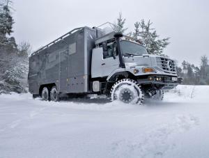 Mercedes zetros to bestia, która uwielbia niepokonane szlaki i wielkie obciążenia