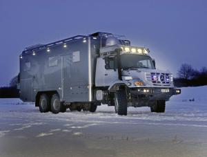 Mercedes zetros to bestia, która uwielbia niepokonane szlaki i wielkie obciążenia