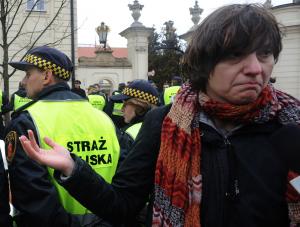 Ewa Stankiewicz, szefowa Solidarnych 2010 przed Pałacem Prezydenckim