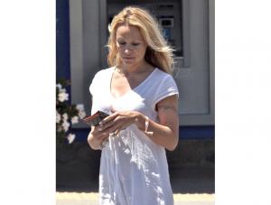 Pamela Anderson bez makijażu wygląda na bardzo zmęczoną.