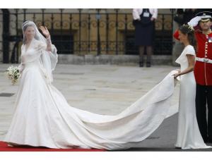 Suknia ślubna Kate Middleton. Projektantka tej kreacji została uhonorowana nagrodą