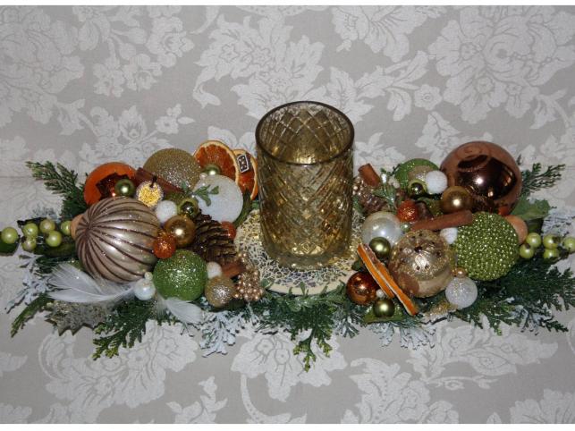 Stroik bożonarodzeniowy z eleganckim świecznikiem. Autorka: Marta Jarosińska-Mańka