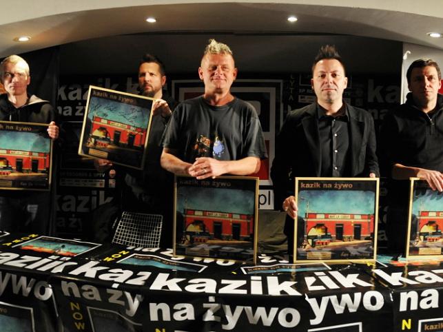 Kazik Na Żywo odbiera złoto i podpisuje "Bar La Curva"