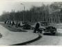 Kolumna samochodów państwowych. Lata 50. Pierwsze dwa auta Chevrolet Bel Air model z 1953 r., drugie dwa radzieckie Wołgi 21, ostanie dwa wozy Warszawy M20. Ustawienie samochodów nie było przypadkowe i odpowiadało randze urzędników danej instytucji najważniejsi jeździli Chevroletami, średni rangą Wołgami, a niżsi rangą krajowymi Warszawami 