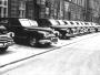 Koniec lat 40. przed jednym z ministerstw w Warszawie. Pierwszy od lewej (widać tylko przód) Chevrolet z 1947 roku, dalej Buick, a następnie rząd 8 Chevroletów 