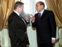 Fotel prezydencki Vaclav Havel opuścił w 2003 roku. Wówczas powrócił do pisania, wraz z małżonką powołał fundację swego imienia i działał na rzecz obrony praw człowieka na świecie; na zdjęciu z byłym premierem Włoch Silvio Berlusconim w kwietniu 2002 roku