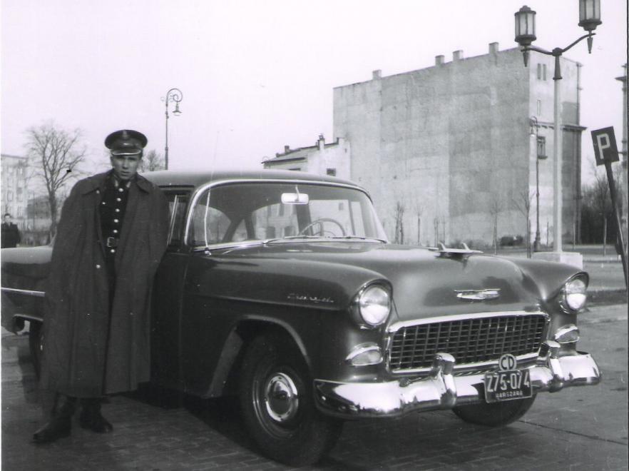 Chevrolet Bel Air z 1955 r. sfotografowany w Warszawie w 1957 roku. Auto ma tablice dyplomatyczne. Przeważnie po kilku latach użytkowania auta z ambasad były sprzedawane osobom prywatnym w drodze przetargu lub przekazywane Motozbytowi