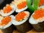 Do przygotowania sushi wykorzystywane są m.in. wodorosty, które zawierają witaminy (C, E i z grupy B) oraz minerały (cynk, fluor, fosfor, żelazo i potas) - usprawniają pracę układu nerwowego. Natomiast ryby (np. łosoś) obfitują w kwasy omega-3, które redukują stres, zaś ryż to spora dawka białka i węglowodanów, które z kolei dają zastrzyk pozytywnej energii.