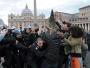 Na Placu świętego Piotra doszło w sobotę do demonstracji tak zwanych oburzonych i szamotaniny protestujących z policją. Aresztowano trzech manifestantów, w tym jednego, który wspiął się na świąteczną choinkę stojącą koło szopki. Wśród zatrzymanych jest dwóch Francuzów - podały włoskie media