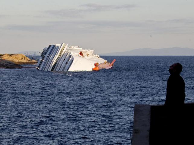 Przewrócony wrak statku Costa Concordia na Morzu Tyrreńskim