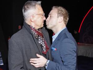 Borys Szyc całuje Bogusława Lindę