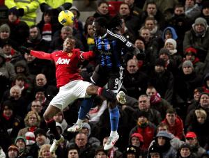 Patrice Evra (w czerwonym stroju)