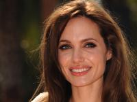 Brad Pitt jest wściekły. Angelina Jolie przesuwa datę ślubu!