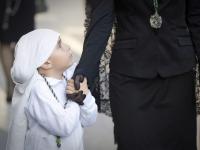 Zamaskowane bractwa religijne, tłumy z figurami. Hiszpanie świętują