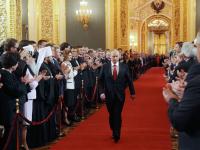 Putin jak car. Miedwiediew odchodzi