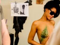 Odważnie jak nigdy dotąd. Rihanna pokazuje biust