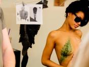Odważnie jak nigdy dotąd. Rihanna pokazuje biust