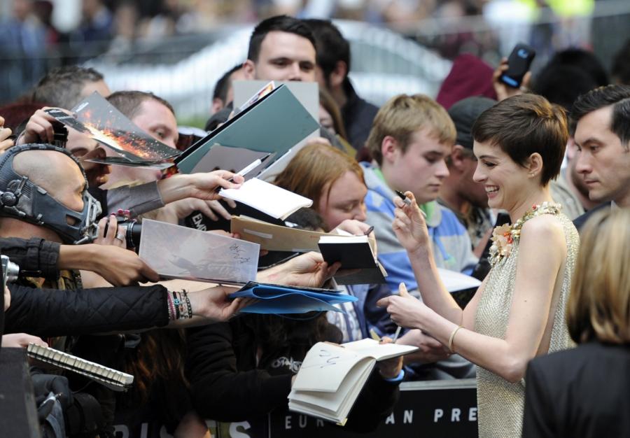 Anne Hathaway na premierze filmu "Mroczny rycerz powstaje" w Londynie