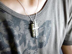 Srebrny krzyż-pendrive przerost stylu nad treścią?