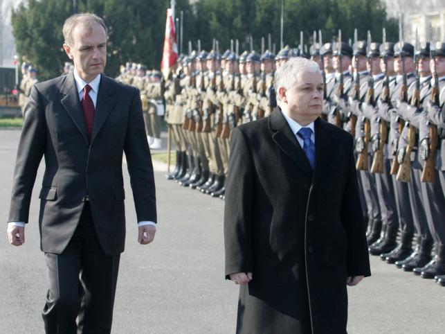 Kaczyński nie awansuje oficerów wskazanych przez rząd