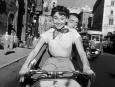 Rzymskie wakacje – Audrey Hepburn i Gregory Peck kłócą się i kochają w upalne letnie noce. Do tego skutery, boskie kreacje Hepburn i ogólne dolce vita