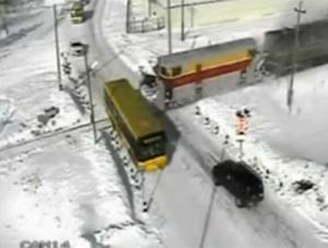 Oto skutki zderzenia autobusu z pociągiem