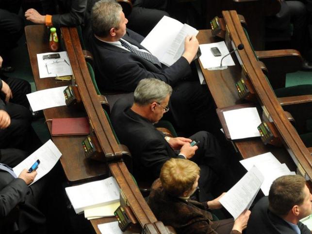 Ten poseł jest mistrzem bilarda na komórce