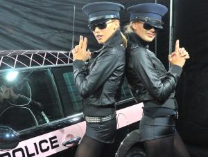 Miniak i seksowne policjantki