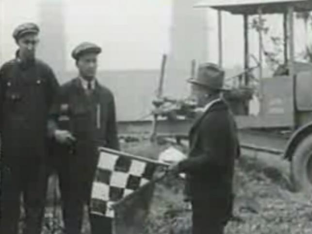 Zobacz szalony rajd traktorów z 1920