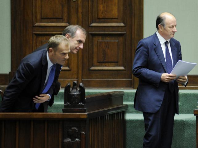Rząd tnie wydatki na programy i składki
