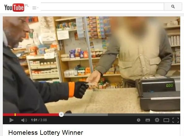 Bezdomny wygrał na loterii. Jego reakcja jest zaskakująca