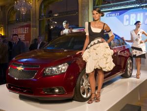Dziewczyny i Chevrolety prosto z Paryża