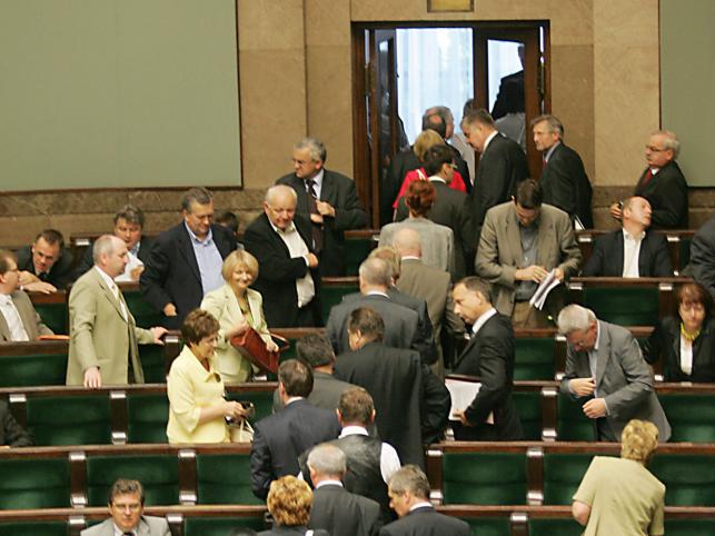 Komisja etyki łagodnie potraktowała posłów PiS