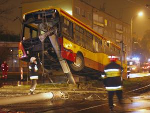 Nocny autobus zawisł na słupie