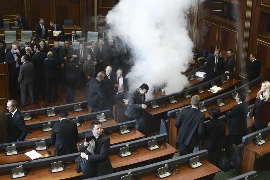 Gaz w sali parlamentu Kosowa